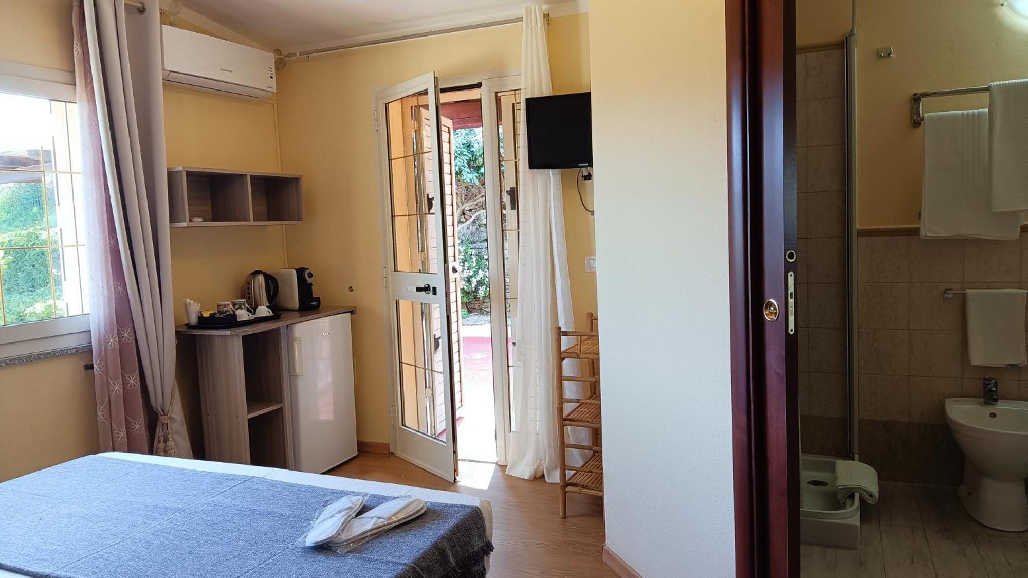 Li Muntigeddi Hotel Сан Теодоро Екстериор снимка