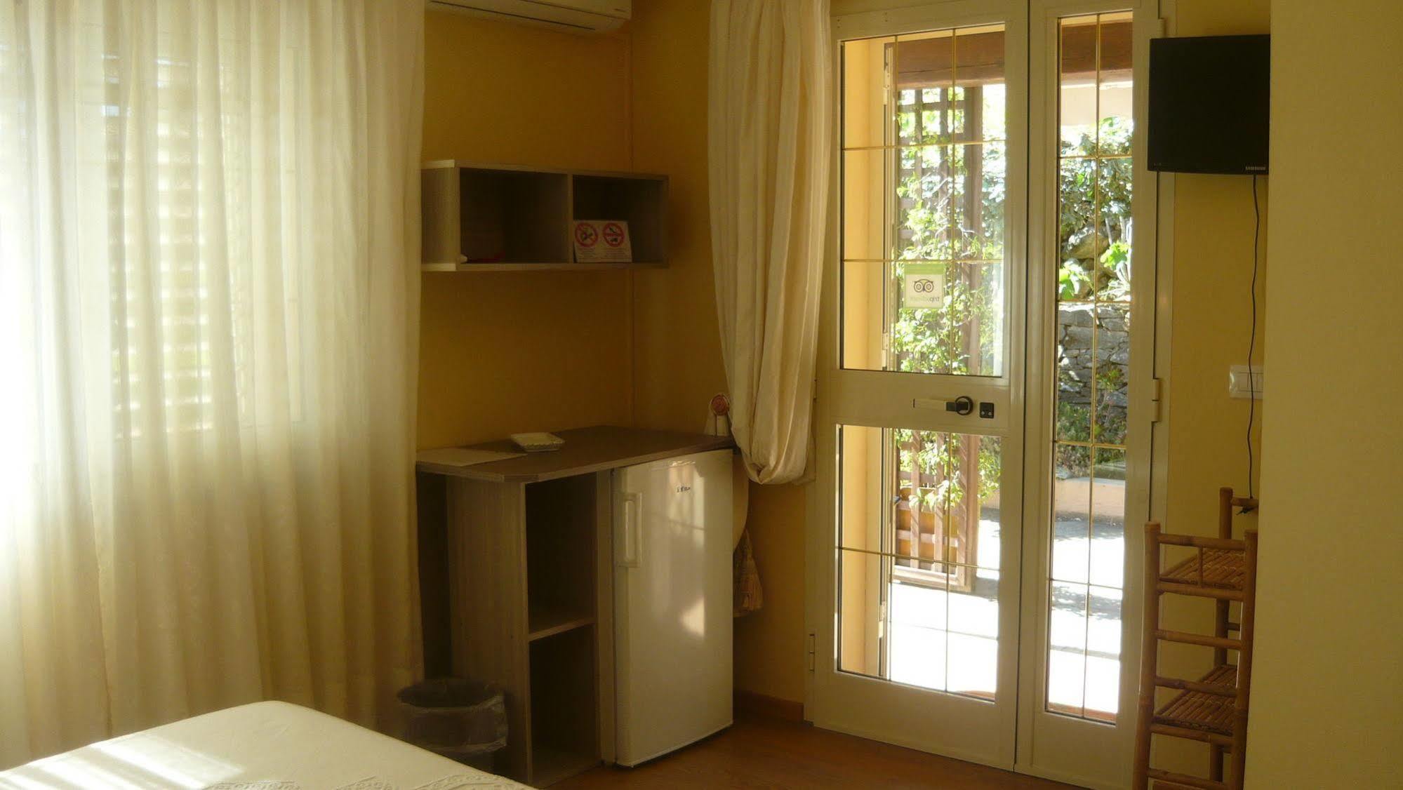 Li Muntigeddi Hotel Сан Теодоро Екстериор снимка